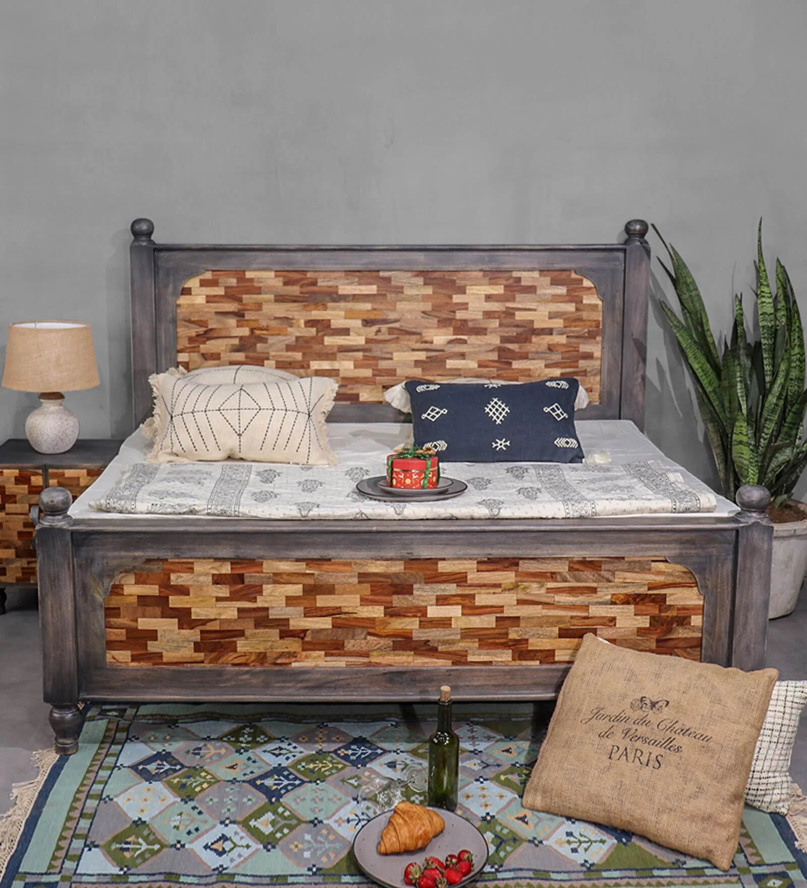 Wren Queen Size Bed