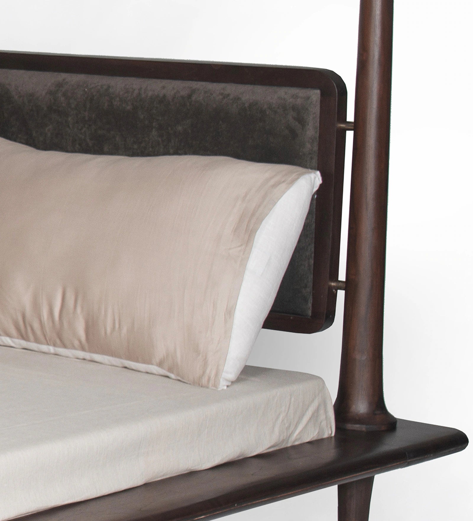 Trace Poster Queen Bed