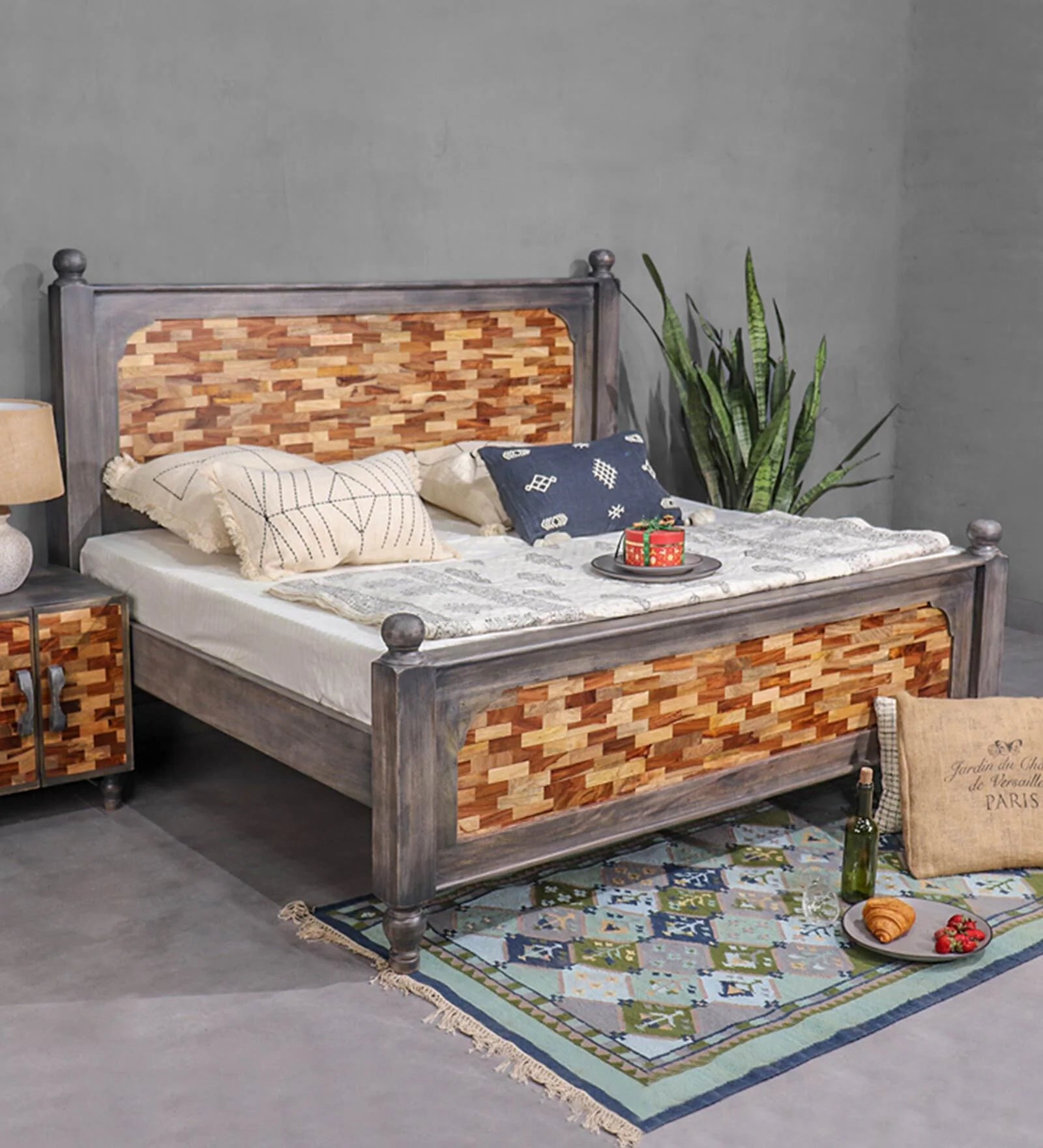 Wren Queen Size Bed